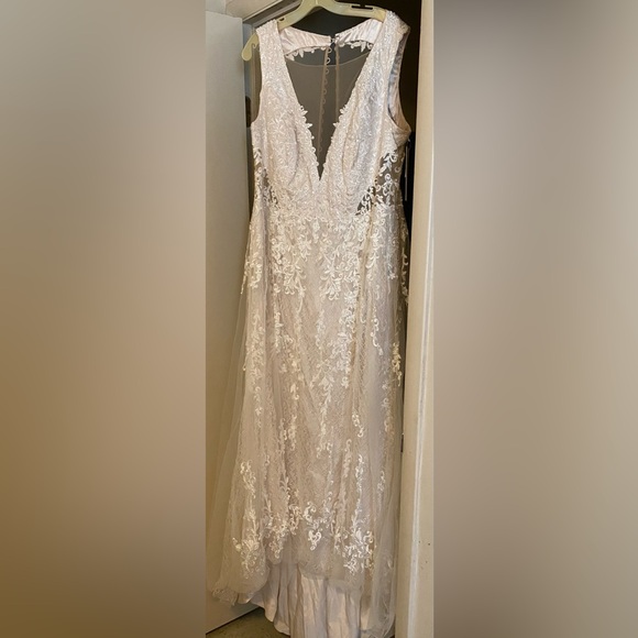 New with tag David’s Bridal wedding gown - Picture 2 of 8